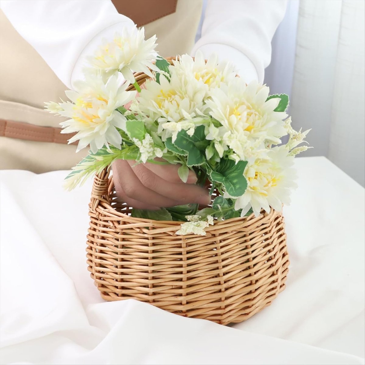 Wicker Picnic Basket with Hand - Home Decor Flowers recension och pris